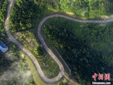 湖北大别山区“网红公路”串起绿水青山